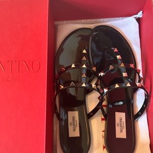 Black rockstud flat rubber Valentino sandals in size 40